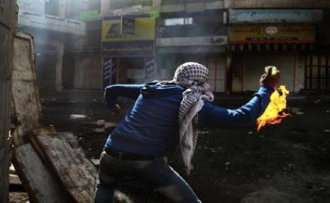 فلسطيني يلقي زجاجة حارقة