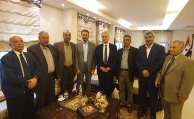 السفير علي عبدالكريم علي متوسطا وفد التحالف
