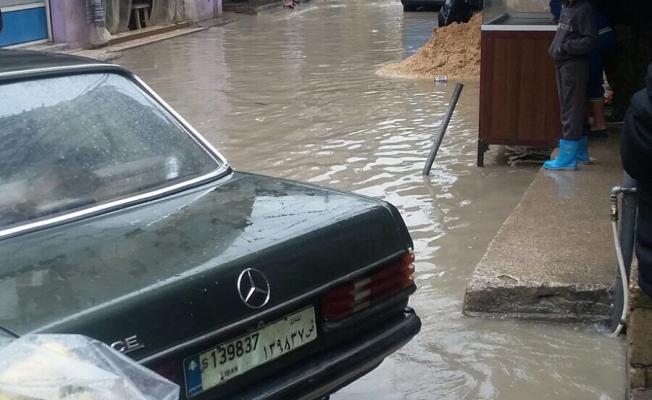 الامطار تغرق الطرق في عين الحلوة