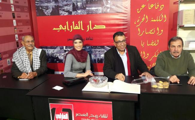 الكتاب الأربعة أثناء التوقيع