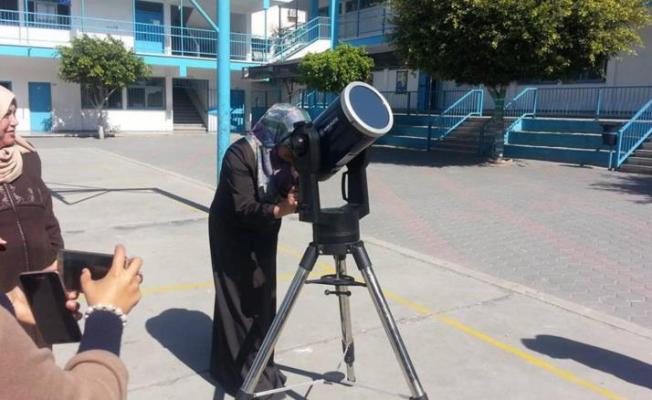 ميسون تجهز التلسكوب للتلاميذ ليتمتعوا برؤية السماء
