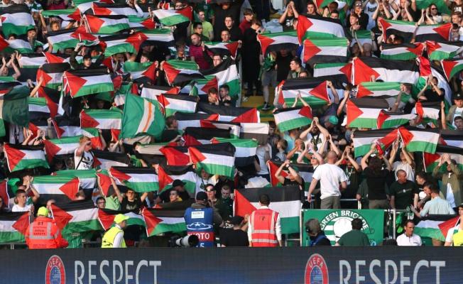 جمهور سيلتك يتضامن مع فلسطين ضد اسرائيل