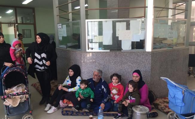 عائلات فلسطينية تعتصم داخل عيادة الأونروا في البارد 