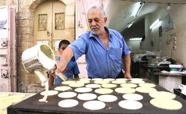 بائع فلسطيني يحضر الحلويات الخاصة برمضان