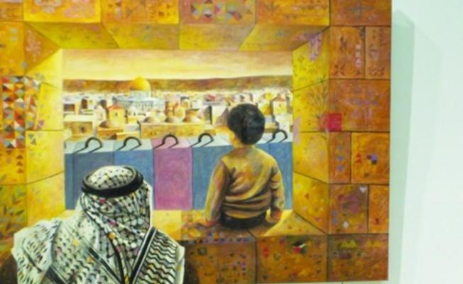 من اللوحات المعروضة