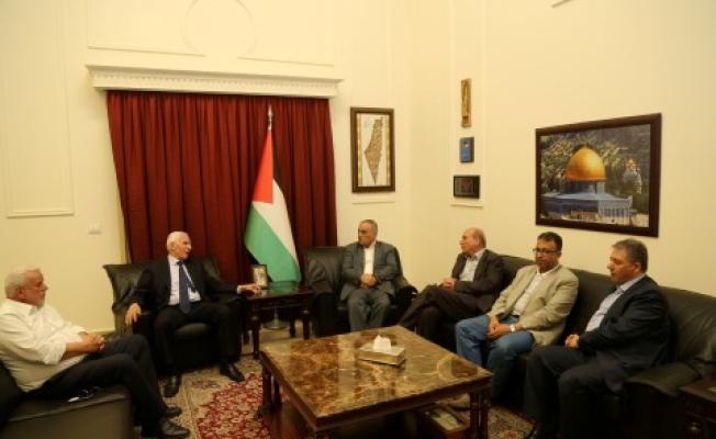 الاحمد والقيادات الفلسطينية في السفارة