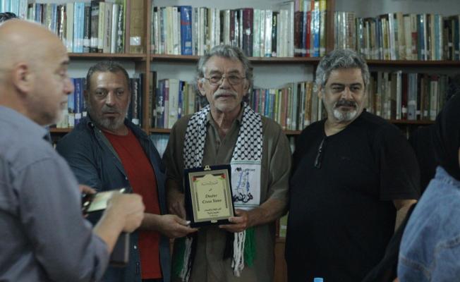 الجراح اليوناني أثناء تكريمه بمخيم شاتيلا