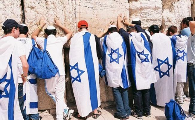يهود على حائط المبكى