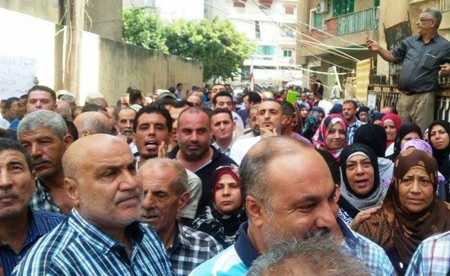 خلال الاعتصام أمام مكتب الأونروا في طرابلس