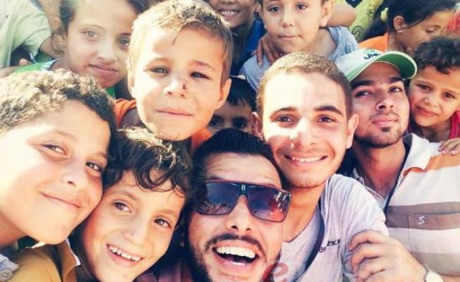 نشطاء فلسطينيون يساعدون اطفال فلسطينيين