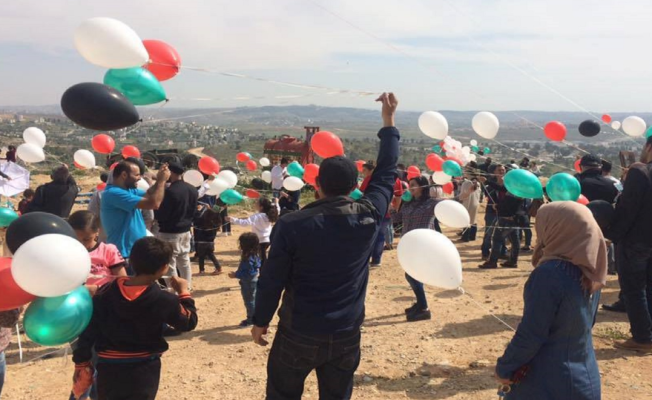 بلونات التضامن مع الأسرى الفلسطينيين