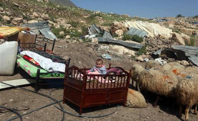 طفل فلسطيني داخل سريره بعد هدم الاحتلال الاسرائيلي منزل العائلة في خربة طانا قرب نابلس امس