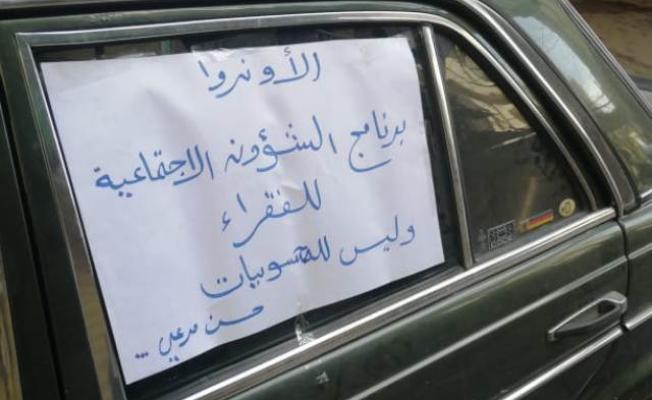 لافتة مكتوبة على إحدى سيارات عين الحلوة