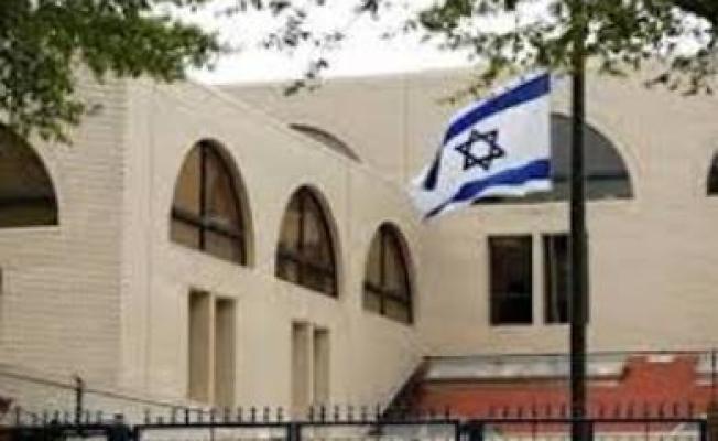 علم كيان العدو الصهيوني يلوث أجواء الإمارات والخليج