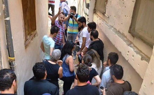 تمشاة في أحد أزقة مخيم برج البراجنة