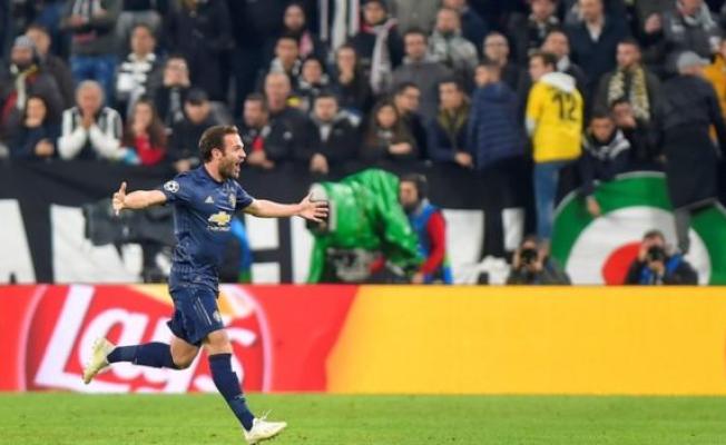 خوان ماتا يحتفل بتسجيله هدف التعادل لفريقه مانشستر يونايتد