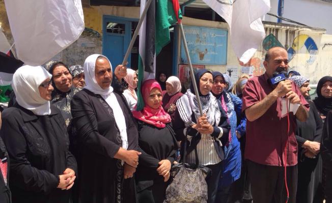 النساء من امام مكتب الاونروا 