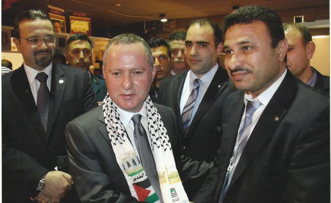 خلال المعرض