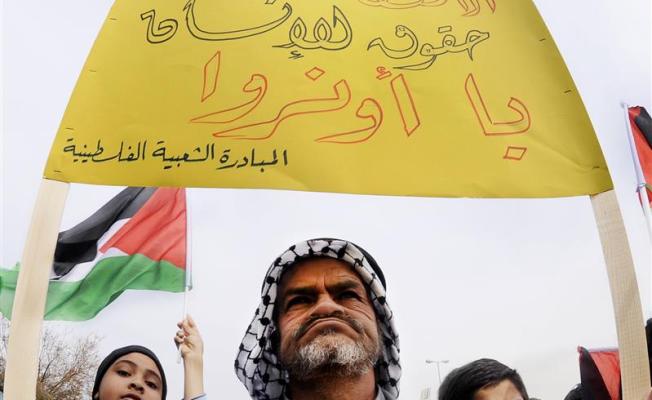عجوز على أبواب مؤسسات الأونروا