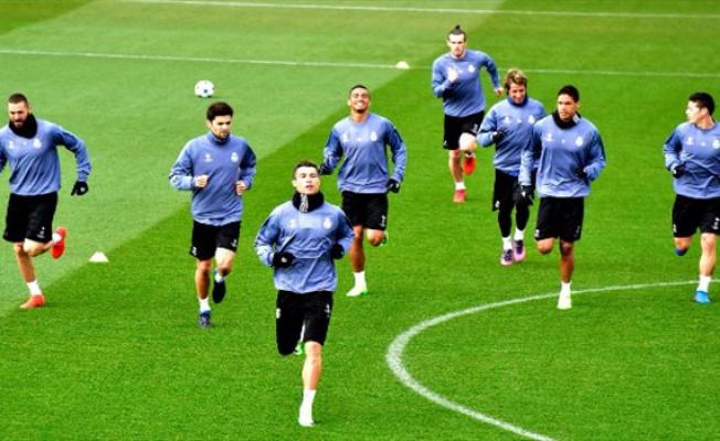 رونالدو اثناء التدريب مع الزملاء