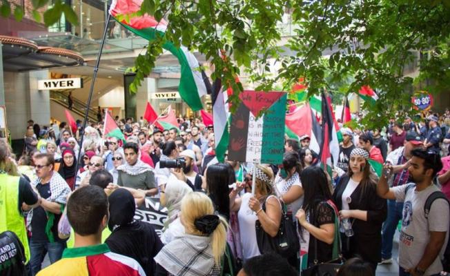 خلال المظاهرات في أوروبا دعماً للشعب الفلسطيني