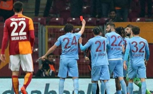 لاعب يرفع الكرت الاحمر بوجه الحكم