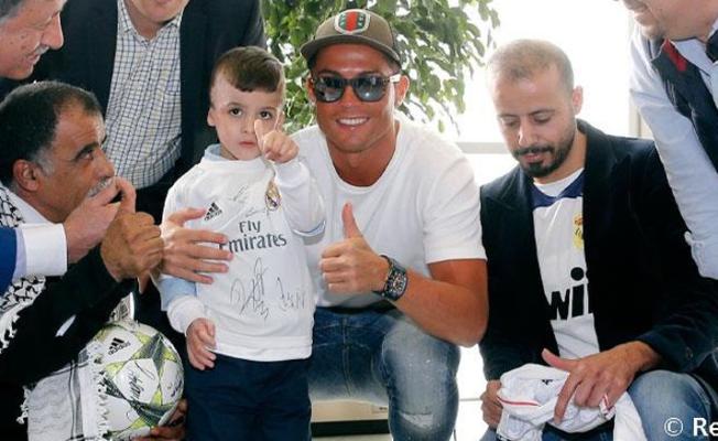 الطفل أحمد دوابشة مع رونالدو
