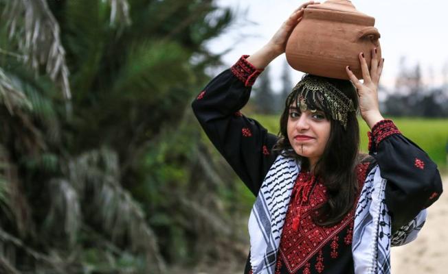 أمرأة بالزي الفلسطيني