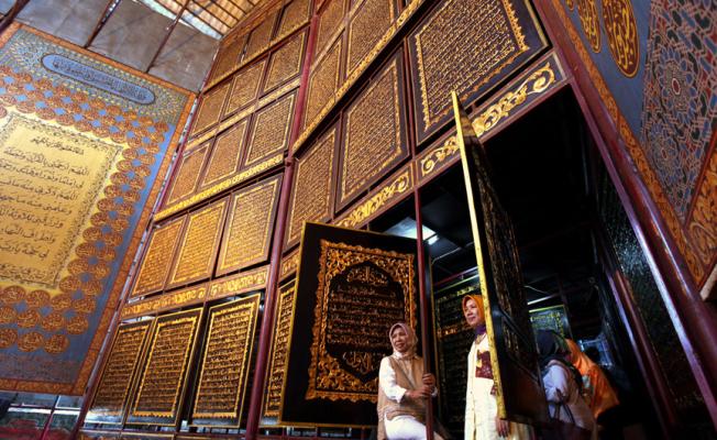 القرآن الأكبر يبهر السياح في إندونيسيا
