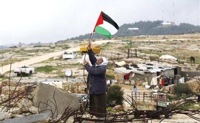 مسن يرفع العلم الفلسطيني
