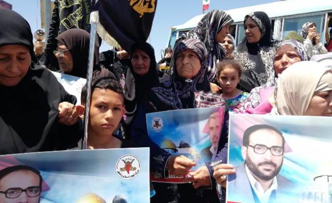 فلسطينيات يجلن في الجنوب 