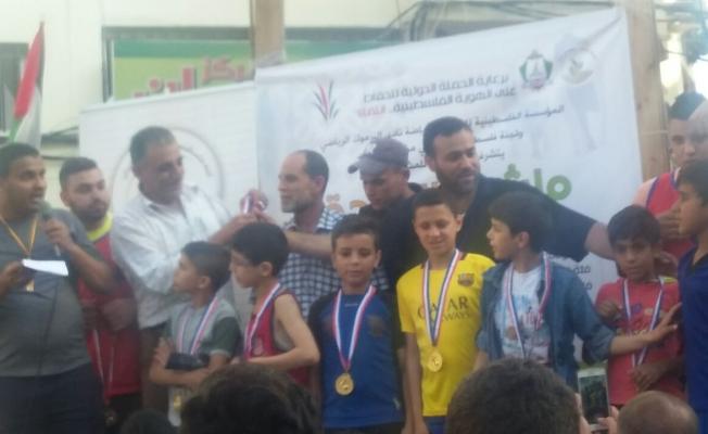 توزيع المدليات على الاطفال الفائزين بالماراثون