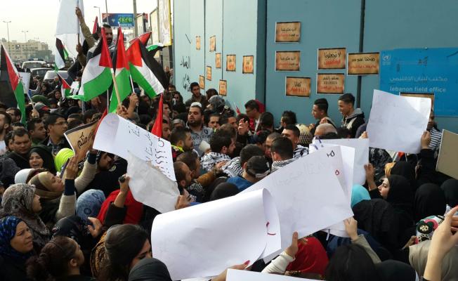 حشد جماهير من امام مركز الاونروا الرئيسي في بيروت