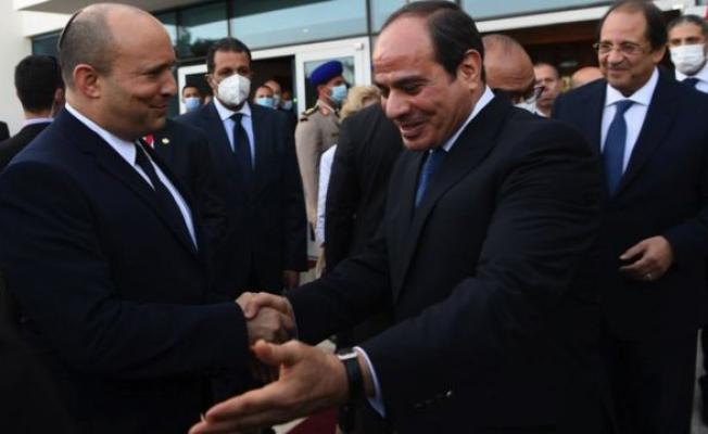 السيسي مستقبلا بينيت بحفاوة "غير معهودة"