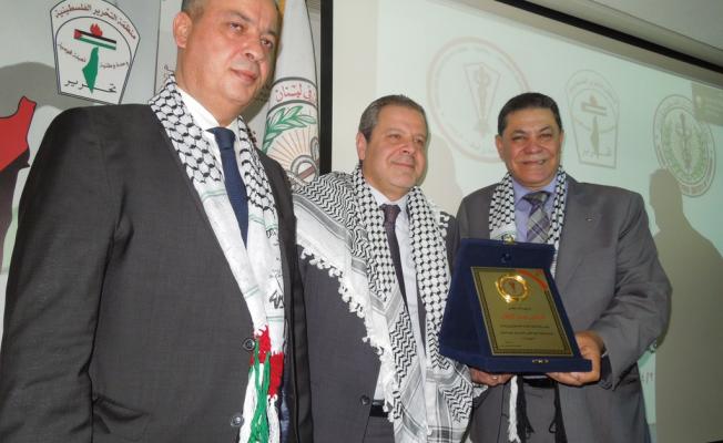اثناء تقديم الدرع التكريمي