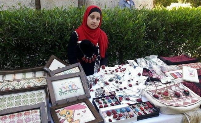 الفنانة أمل شعبان ومعروضاتها