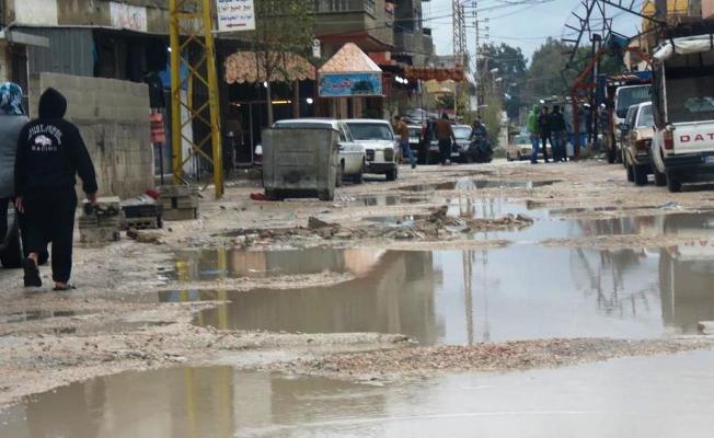 شارع معبد بالحفر والجور في نهر البارد