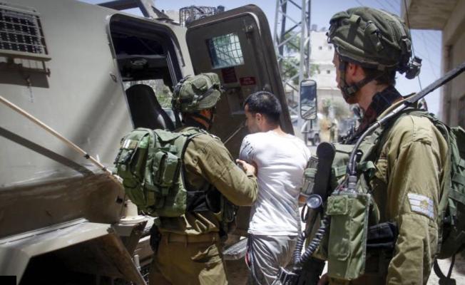 قوات الاحتلال تعتقل شاب