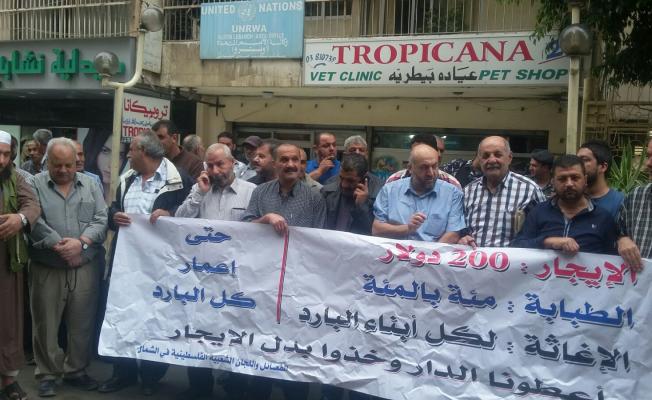 أبناء البارد يعتصمون امام مقر الأونروا في طرابلس