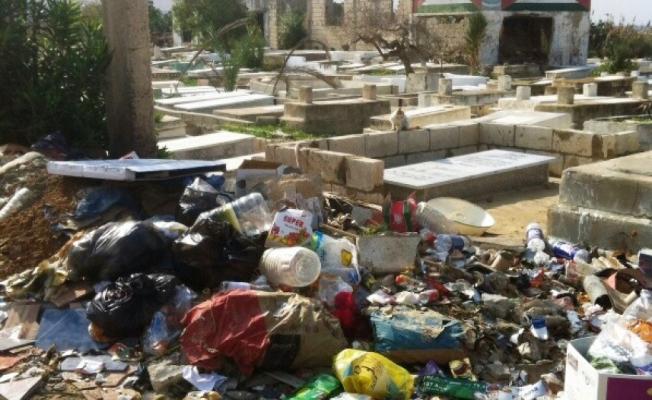 منظر المقبرة في مخيم الرشيدية