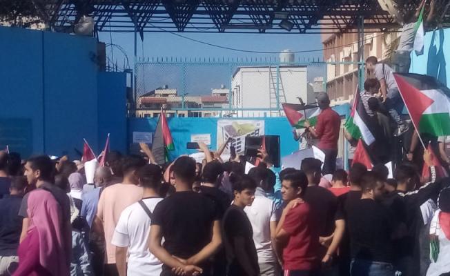خلال الاعتصام أمام المقر الرئيسي للأونروا