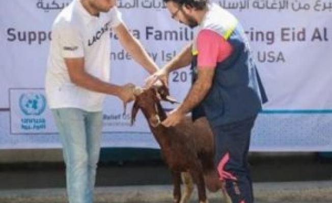 تقديم خروف العيد لأحد الاهالي في غزة