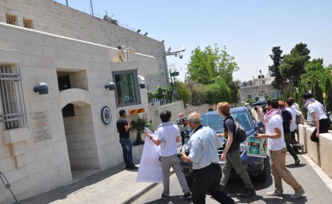  مقدسيون أمام القنصلية البريطانية 