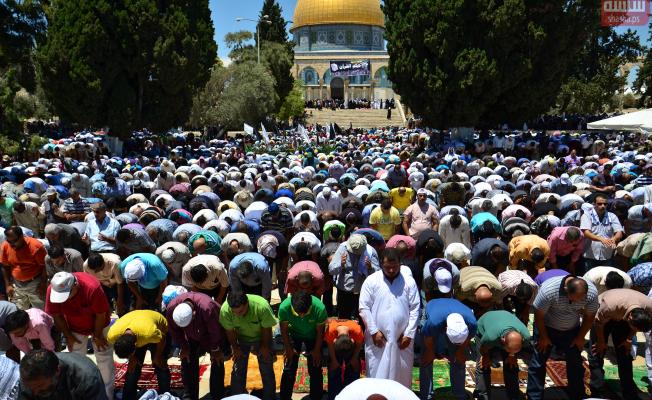 الصلاة في باحة المسجد الاقصى