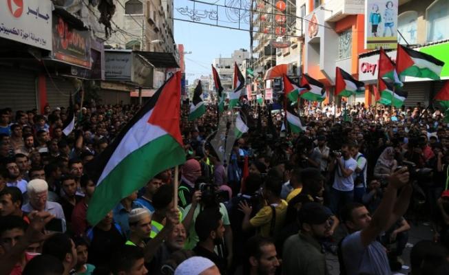 مسيرة جماهيرية عارمة في فلسطين