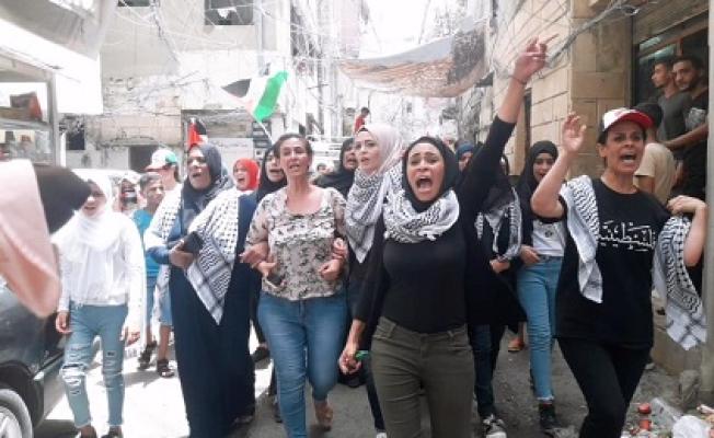مسيره نسائية حاشده تجوب شوارع مخيم عين الحلوة