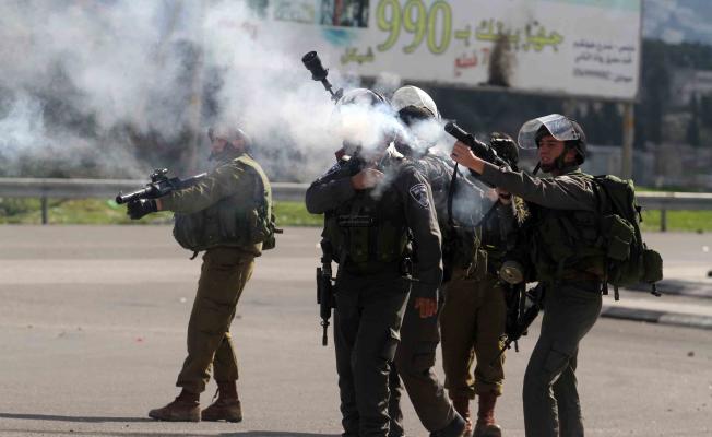 جنود الاحتلال يطلقون قنابل الغاز المسيلة للدموع 