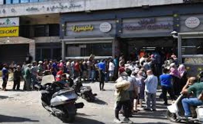 الطوابير أمام أحد الأفران
