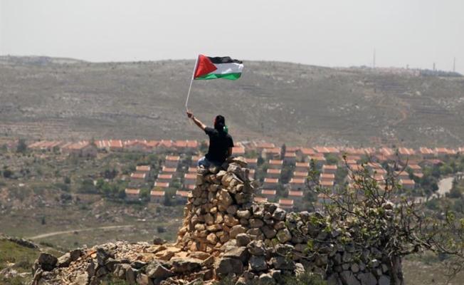 العلم الفلسطيني عاليا.. فوق المستوطنات