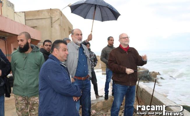 كوردوني يتفقد المنازل المتضررة من البحر في الرشيدية (تصوير موقع مخيم الرشيدية)